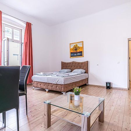 6 Min To Amusement Park - Economy Rooms In Shared Apartment Виена Екстериор снимка