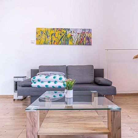 6 Min To Amusement Park - Economy Rooms In Shared Apartment Виена Екстериор снимка