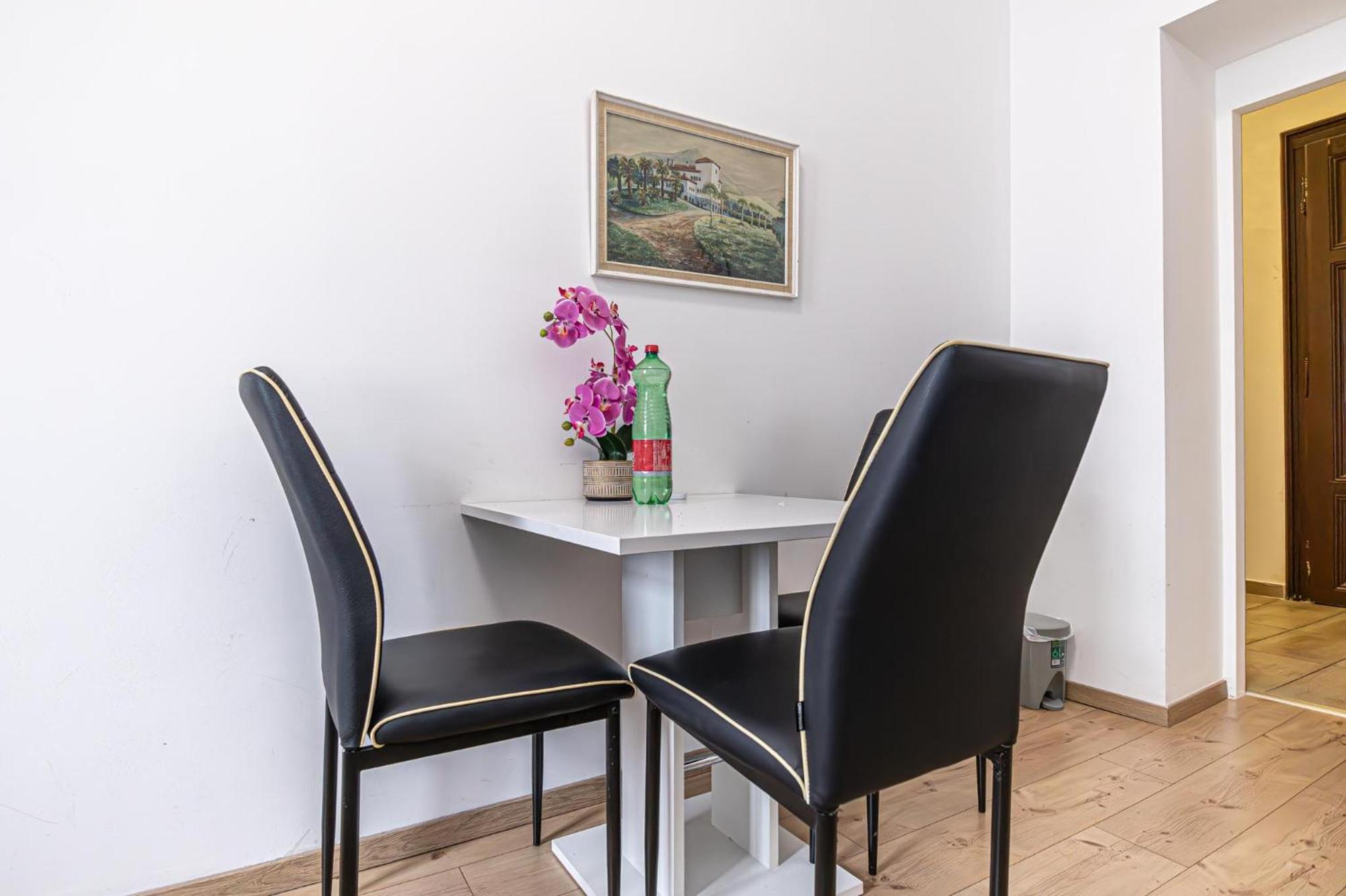 6 Min To Amusement Park - Economy Rooms In Shared Apartment Виена Екстериор снимка