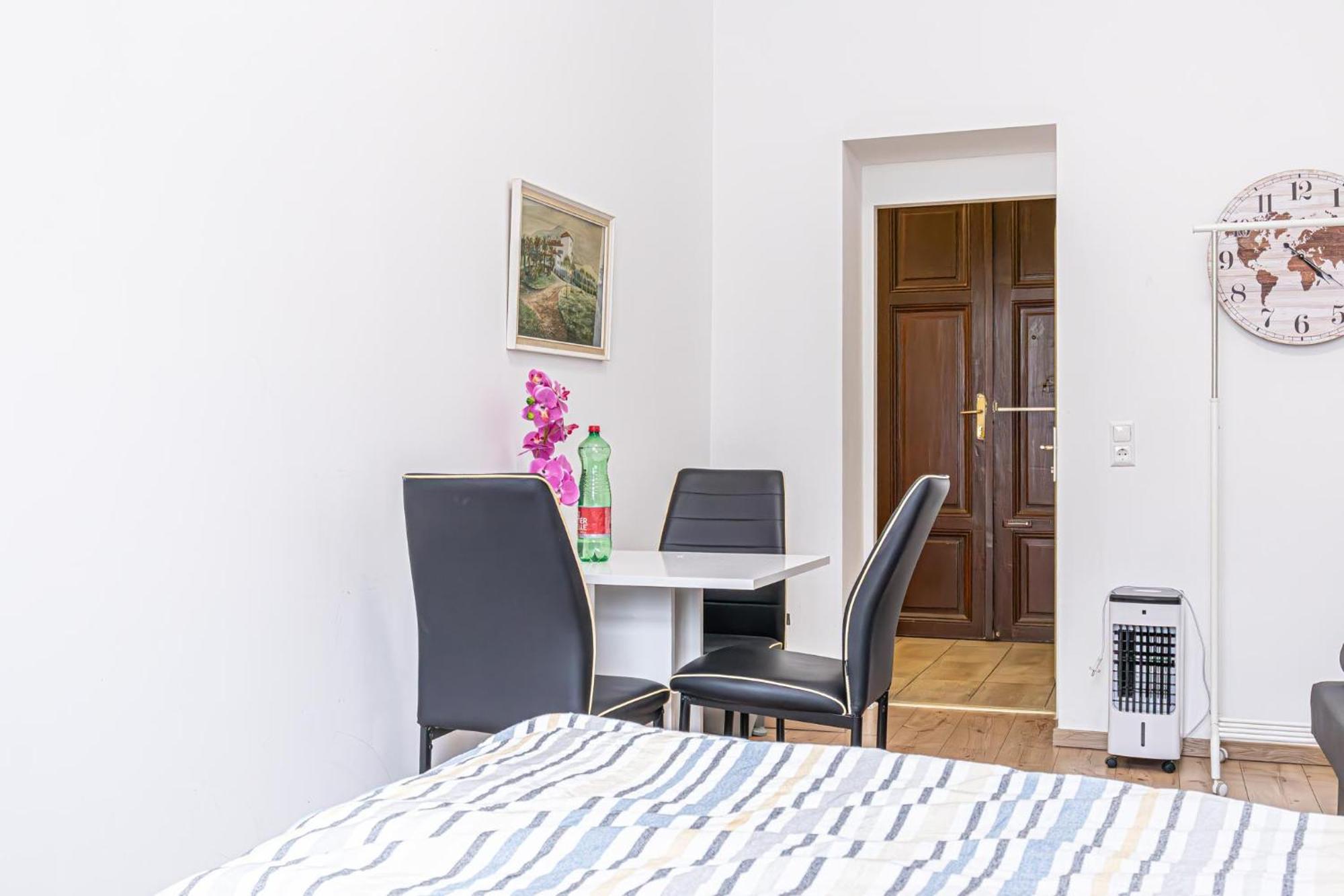 6 Min To Amusement Park - Economy Rooms In Shared Apartment Виена Екстериор снимка